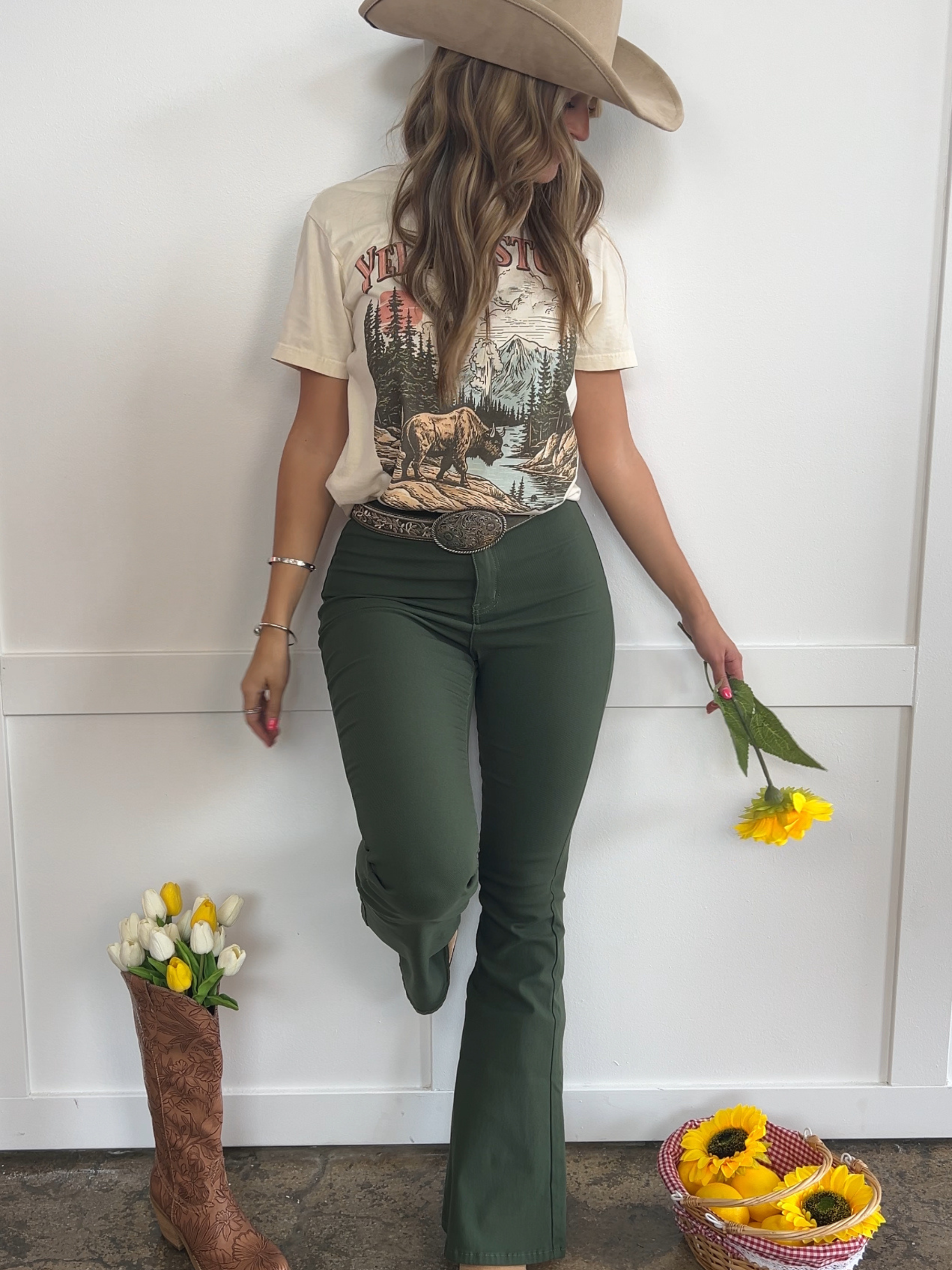 Western Country Roads Concert Bundle – Flare Jeans + Western Tee Outfit