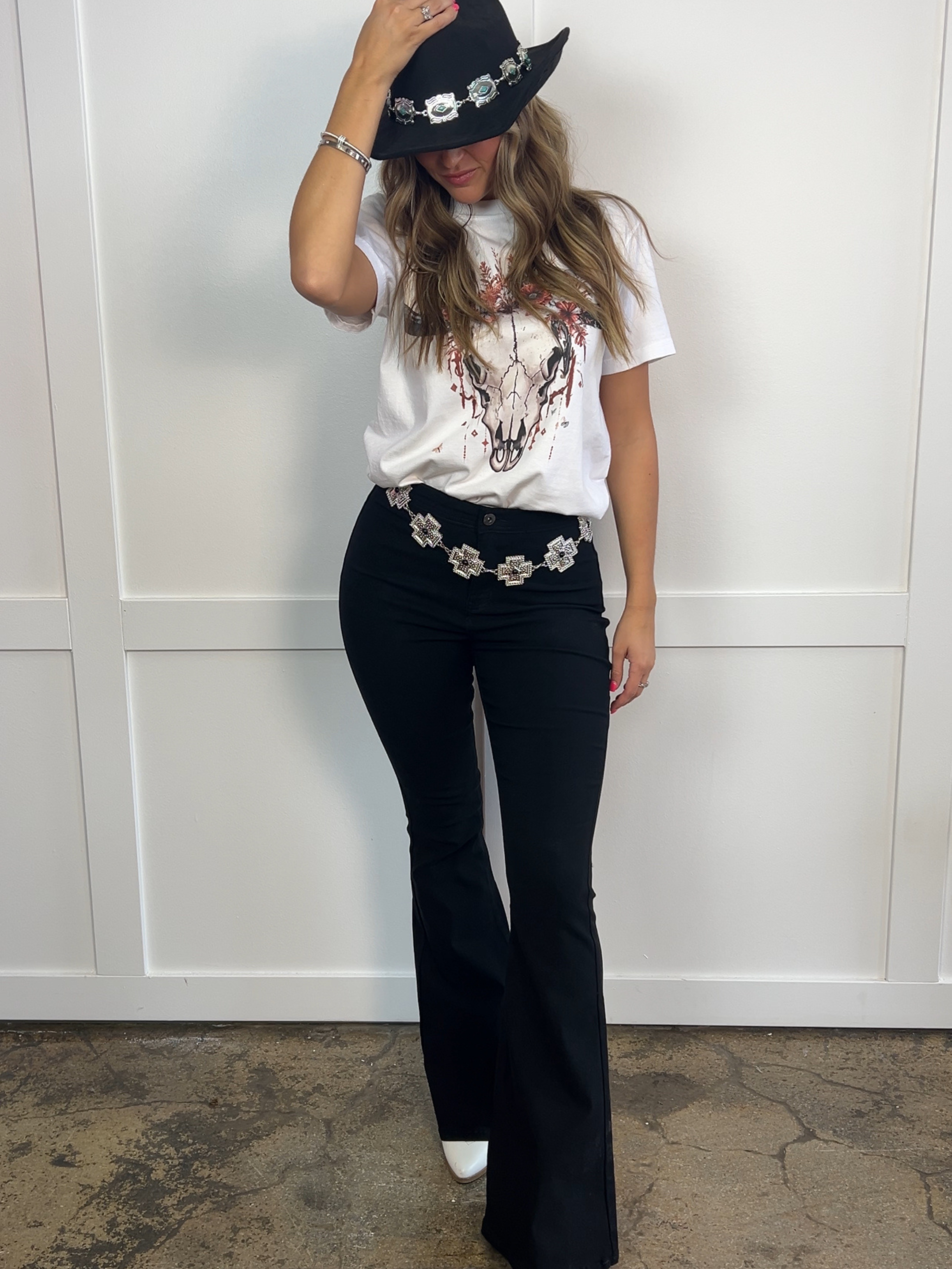 Western Country Roads Concert Bundle – Flare Jeans + Western Tee Outfit