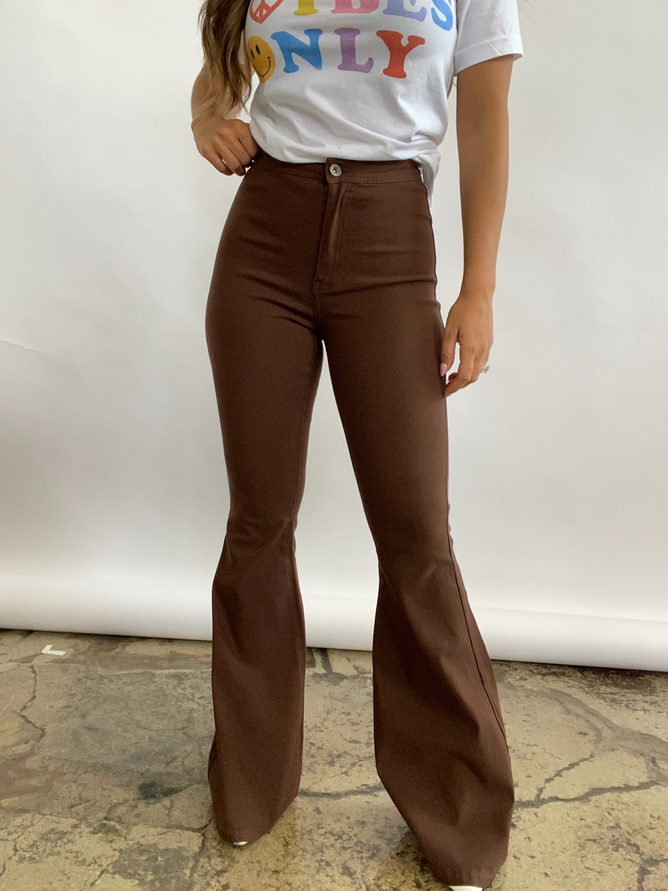 Western Country Roads Concert Bundle – Flare Jeans + Western Tee Outfit