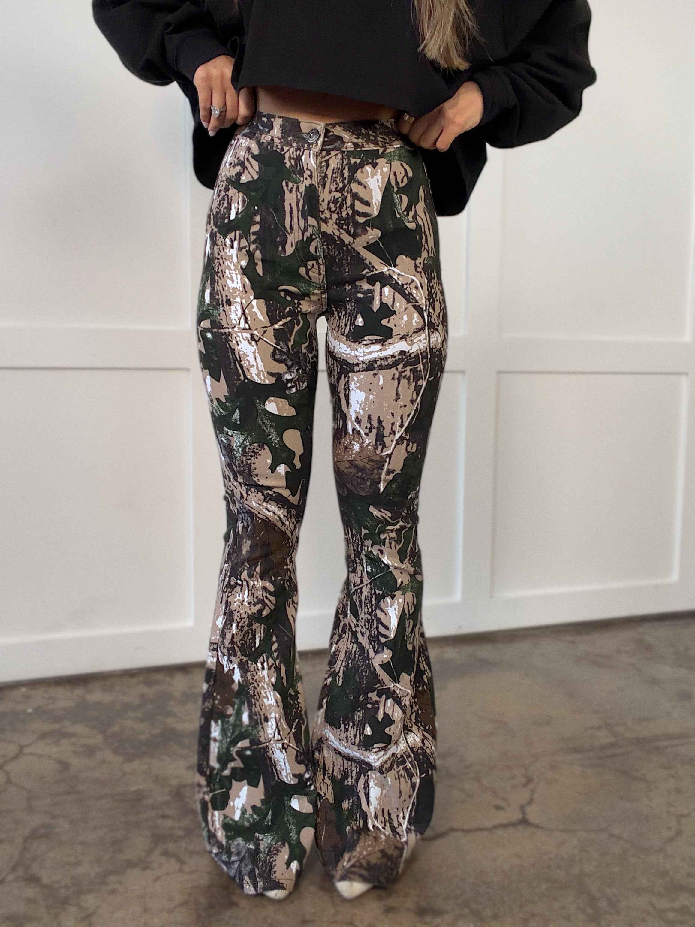 Western Country Roads Concert Bundle – Flare Jeans + Western Tee Outfit