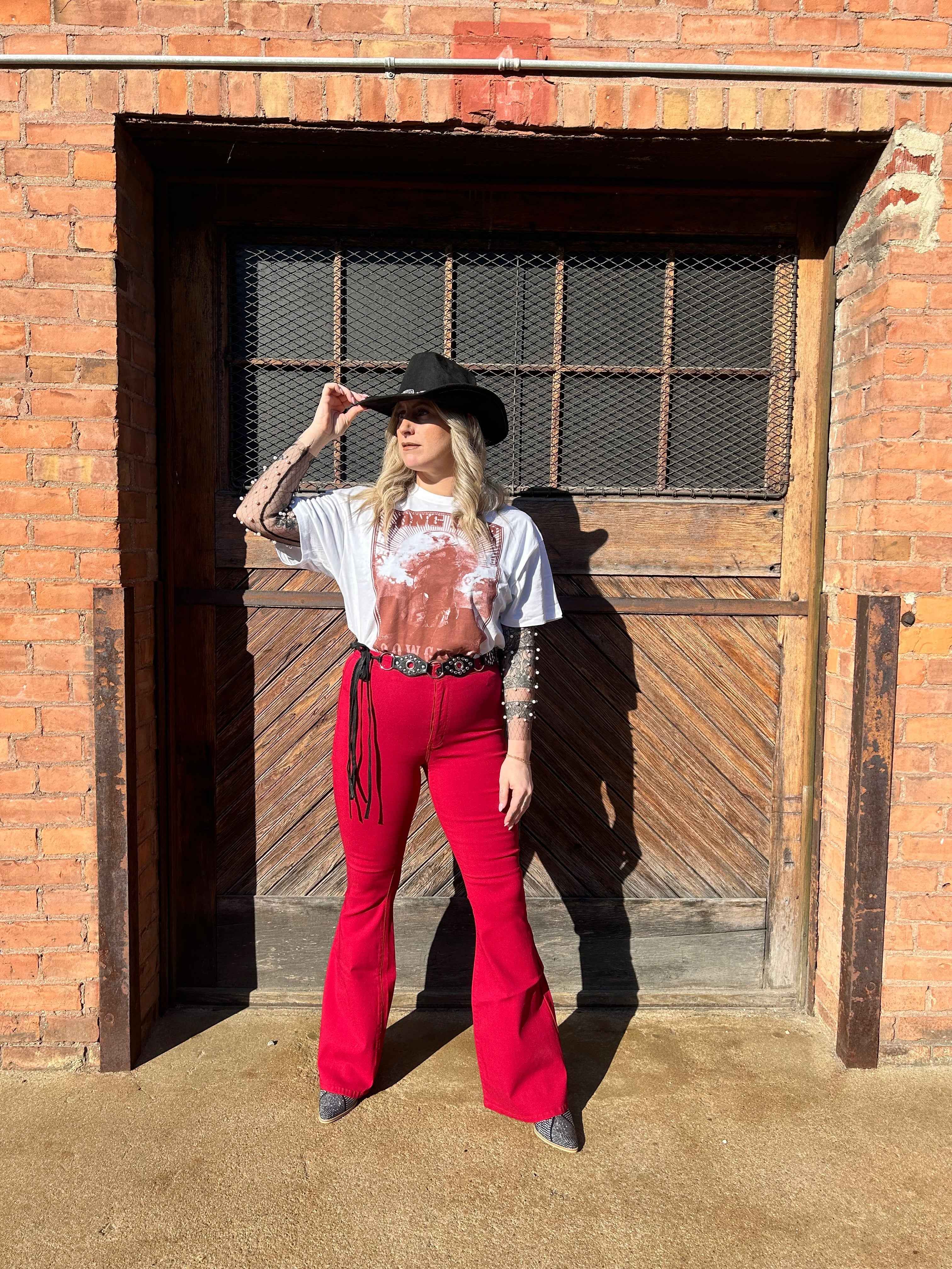 Western Country Roads Concert Bundle – Flare Jeans + Western Tee Outfit